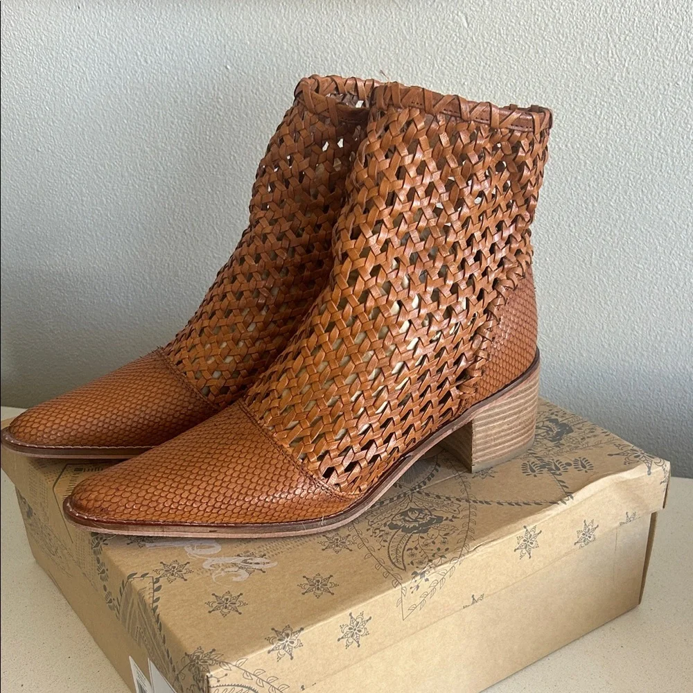 Free People Brown Woven Ankle Booties Size 39 New in Box Never Worn - Picture 4 of 9